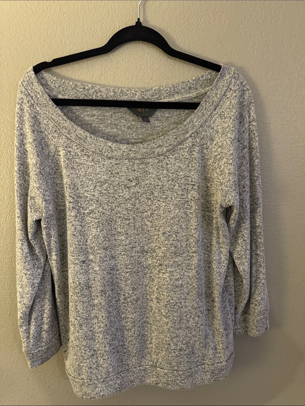 Mix by 41 Hawthorn Light Heather Gray Scoop-Neck Pullover Top. Size L